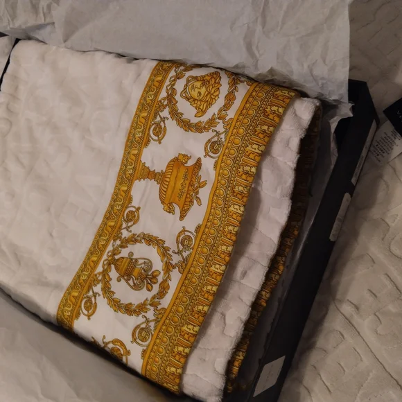Versace Oversize Beach Towel - Picture 1 of 2